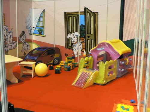 детская комната на автосалоне 2007